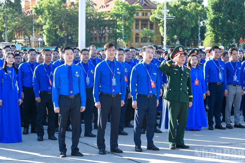 [Ảnh] Đoàn đại biểu dự Đại hội Đoàn toàn quốc lần thứ XIII báo công dâng Bác