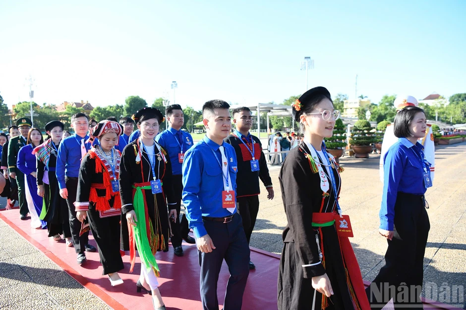 [Ảnh] Đoàn đại biểu dự Đại hội Đoàn toàn quốc lần thứ XIII báo công dâng Bác