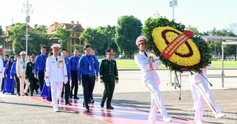 [Ảnh] Đoàn đại biểu dự Đại hội Đoàn toàn quốc lần thứ XIII báo công dâng Bác