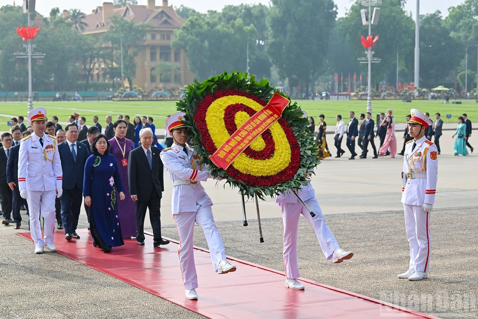 [Ảnh] Đoàn đại biểu tham dự Đại hội đại biểu toàn quốc Mặt trận Tổ quốc Việt Nam lần thứ XI vào Lăng viếng Chủ tịch Hồ Chí Minh