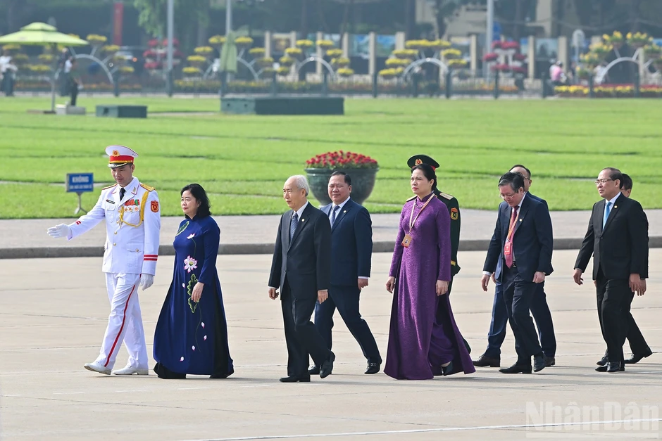 [Ảnh] Đoàn đại biểu tham dự Đại hội đại biểu toàn quốc Mặt trận Tổ quốc Việt Nam lần thứ XI vào Lăng viếng Chủ tịch Hồ Chí Minh