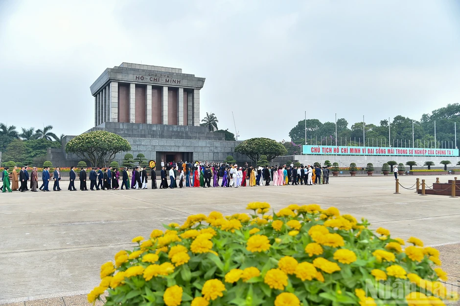 [Ảnh] Đoàn đại biểu tham dự Đại hội đại biểu toàn quốc Mặt trận Tổ quốc Việt Nam lần thứ XI vào Lăng viếng Chủ tịch Hồ Chí Minh