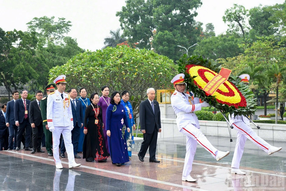 [Ảnh] Đoàn đại biểu tham dự Đại hội đại biểu toàn quốc Mặt trận Tổ quốc Việt Nam lần thứ XI vào Lăng viếng Chủ tịch Hồ Chí Minh