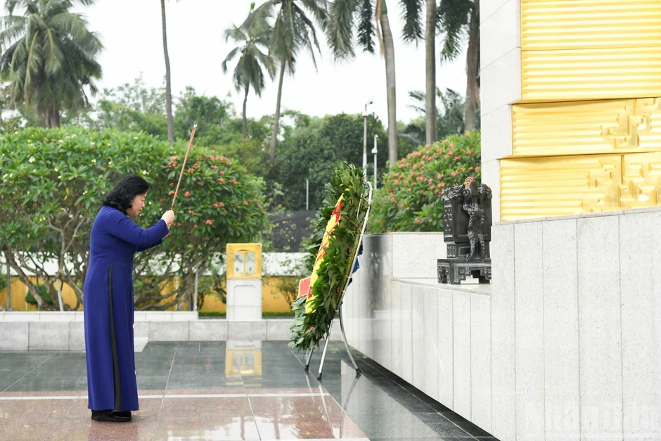 [Ảnh] Đoàn đại biểu tham dự Đại hội đại biểu toàn quốc Mặt trận Tổ quốc Việt Nam lần thứ XI vào Lăng viếng Chủ tịch Hồ Chí Minh