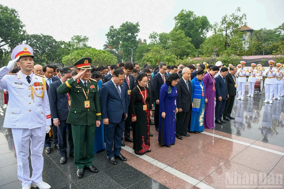 [Ảnh] Đoàn đại biểu tham dự Đại hội đại biểu toàn quốc Mặt trận Tổ quốc Việt Nam lần thứ XI vào Lăng viếng Chủ tịch Hồ Chí Minh