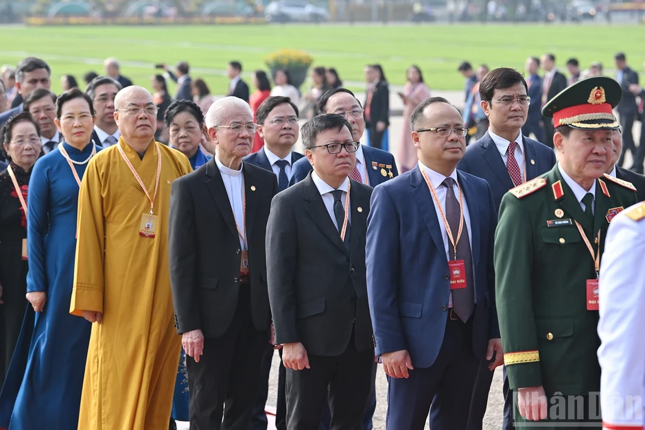 [Ảnh] Đoàn đại biểu tham dự Đại hội đại biểu toàn quốc Mặt trận Tổ quốc Việt Nam lần thứ XI vào Lăng viếng Chủ tịch Hồ Chí Minh