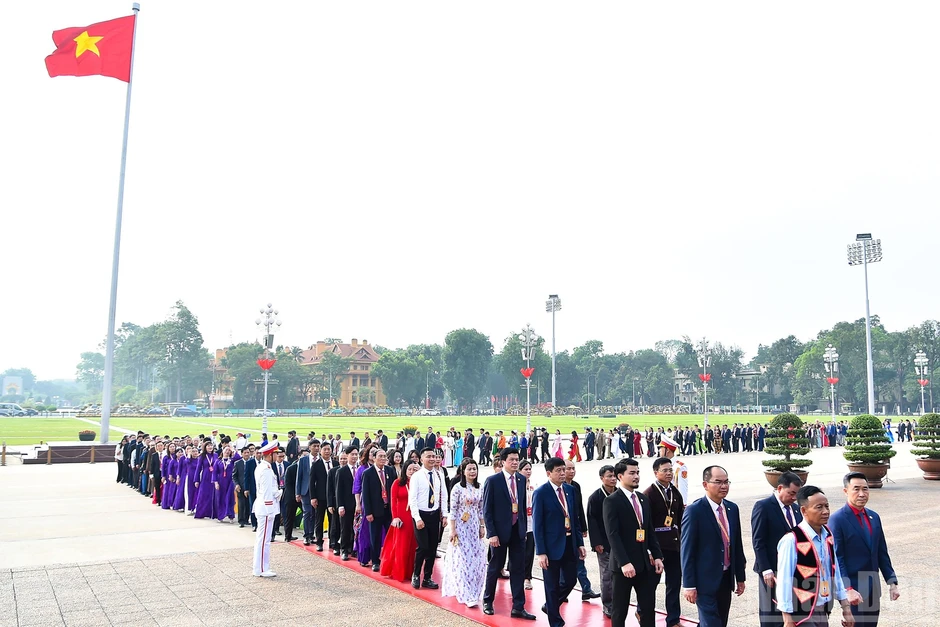 [Ảnh] Đoàn đại biểu tham dự Đại hội đại biểu toàn quốc Mặt trận Tổ quốc Việt Nam lần thứ XI vào Lăng viếng Chủ tịch Hồ Chí Minh