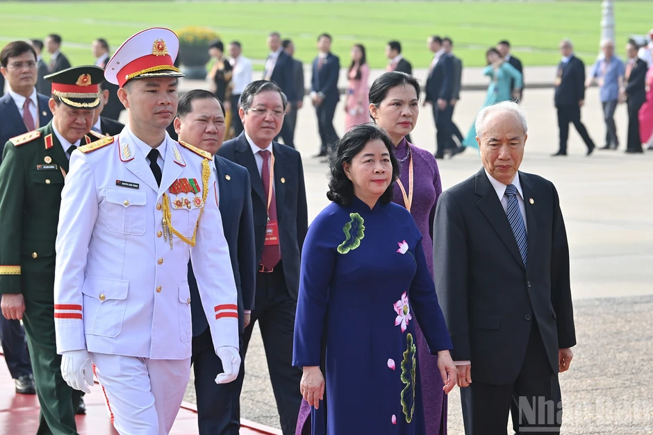[Ảnh] Đoàn đại biểu tham dự Đại hội đại biểu toàn quốc Mặt trận Tổ quốc Việt Nam lần thứ XI vào Lăng viếng Chủ tịch Hồ Chí Minh