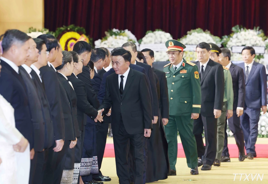 [Ảnh] Đoàn lãnh đạo cấp cao Đảng, Nhà nước Việt Nam viếng Chủ tịch Quốc hội Lào Saysomphone Phomvihane