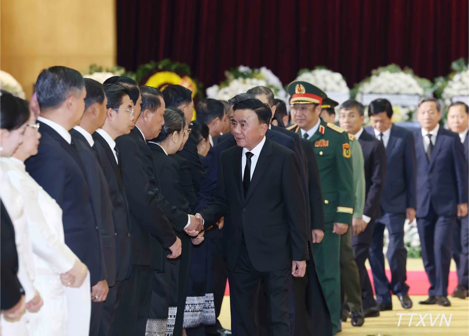 [Ảnh] Đoàn lãnh đạo cấp cao Đảng, Nhà nước Việt Nam viếng Chủ tịch Quốc hội Lào Saysomphone Phomvihane