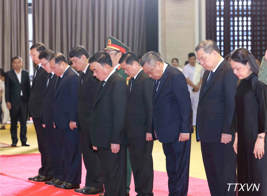 [Ảnh] Đoàn lãnh đạo cấp cao Đảng, Nhà nước Việt Nam viếng Chủ tịch Quốc hội Lào Saysomphone Phomvihane