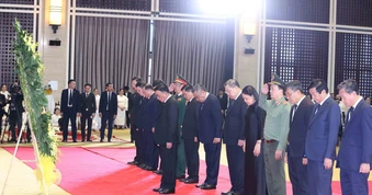 [Ảnh] Đoàn lãnh đạo cấp cao Đảng, Nhà nước Việt Nam viếng Chủ tịch Quốc hội Lào Saysomphone Phomvihane