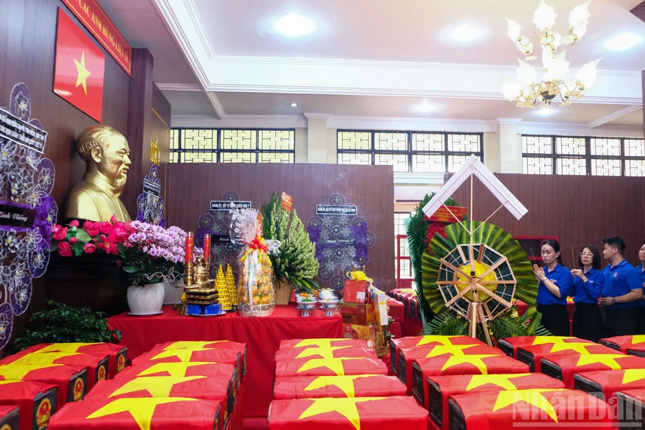 [Ảnh] Khách thập phương thành kính tri ân các Anh hùng liệt sĩ tại Công viên Lê Thị Riêng
