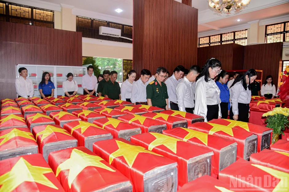 [Ảnh] Khách thập phương thành kính tri ân các Anh hùng liệt sĩ tại Công viên Lê Thị Riêng