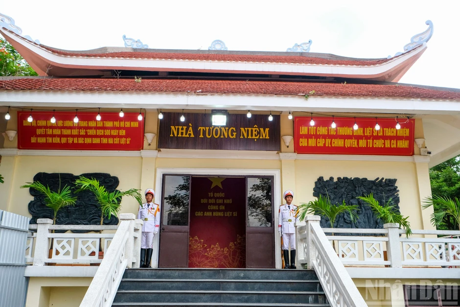 [Ảnh] Khách thập phương thành kính tri ân các Anh hùng liệt sĩ tại Công viên Lê Thị Riêng