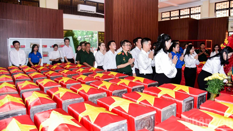 [Ảnh] Khách thập phương thành kính tri ân các Anh hùng liệt sĩ tại Công viên Lê Thị Riêng