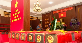 [Ảnh] Khách thập phương thành kính tri ân các Anh hùng liệt sĩ tại Công viên Lê Thị Riêng