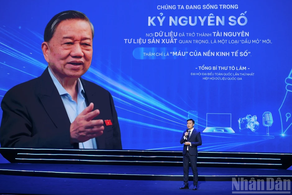 [Ảnh] Lễ kỷ niệm 75 năm Ngày Báo Nhân Dân ra số đầu