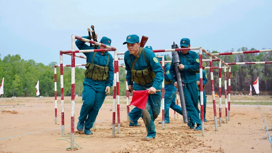 [Ảnh] Nâng cao trình độ huấn luyện dân quân tự vệ