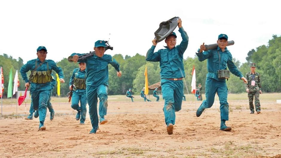 [Ảnh] Nâng cao trình độ huấn luyện dân quân tự vệ