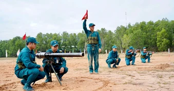 [Ảnh] Nâng cao trình độ huấn luyện dân quân tự vệ