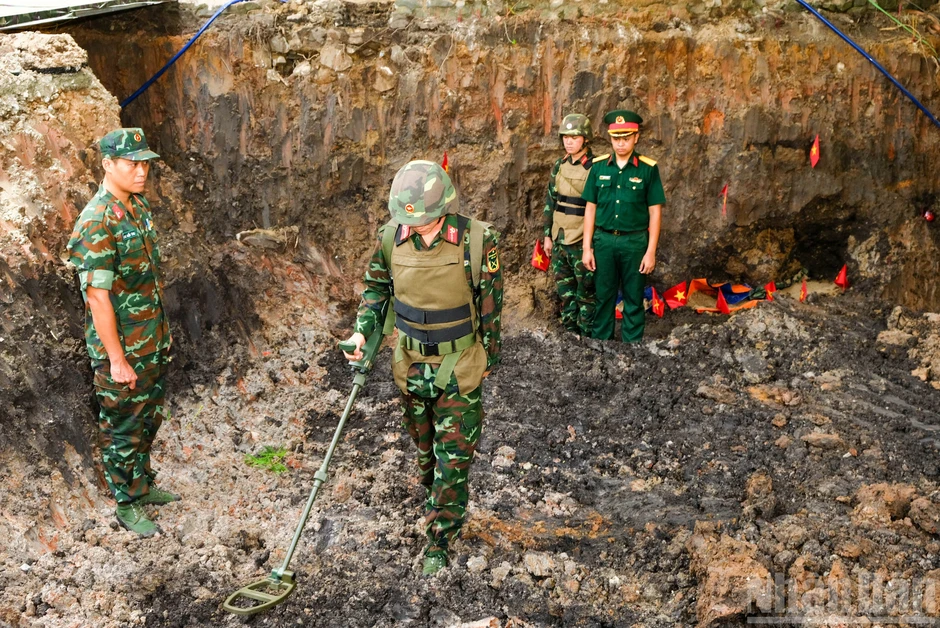 [Ảnh] Quân đội mở rộng rãnh mộ tìm hài cốt liệt sĩ ở công viên Lê Thị Riêng