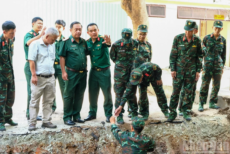 [Ảnh] Quân đội mở rộng rãnh mộ tìm hài cốt liệt sĩ ở công viên Lê Thị Riêng
