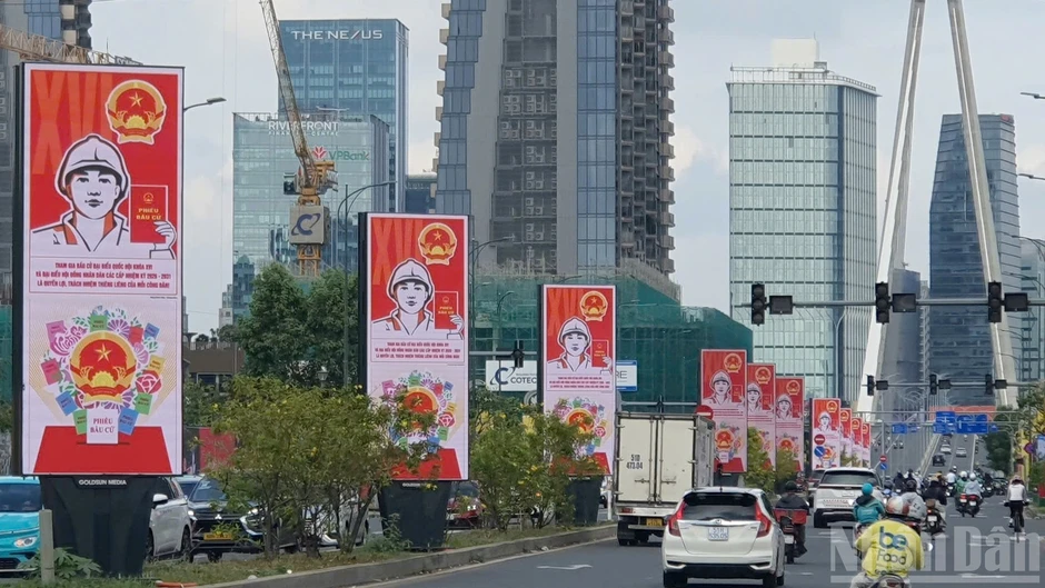 [Ảnh] Thành phố Hồ Chí Minh trang trí cờ hoa trước ngày bầu cử