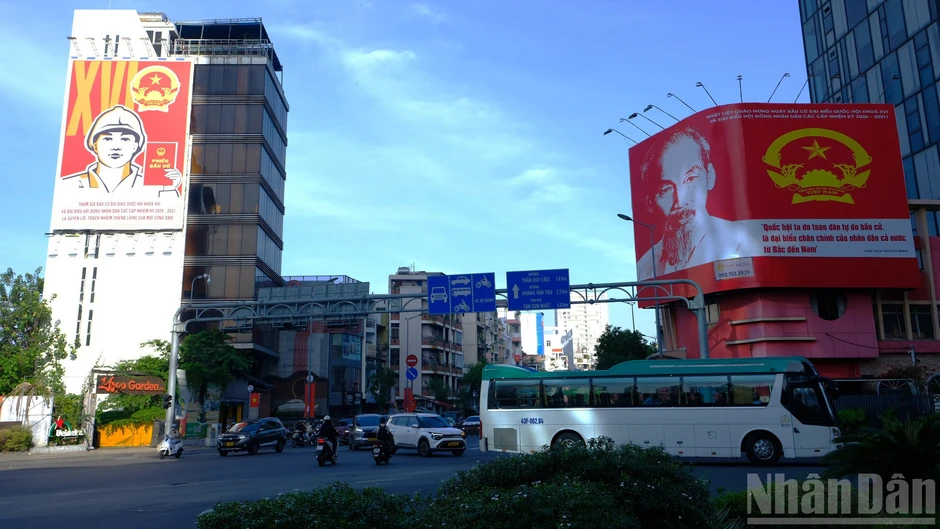 [Ảnh] Thành phố Hồ Chí Minh trang trí cờ hoa trước ngày bầu cử