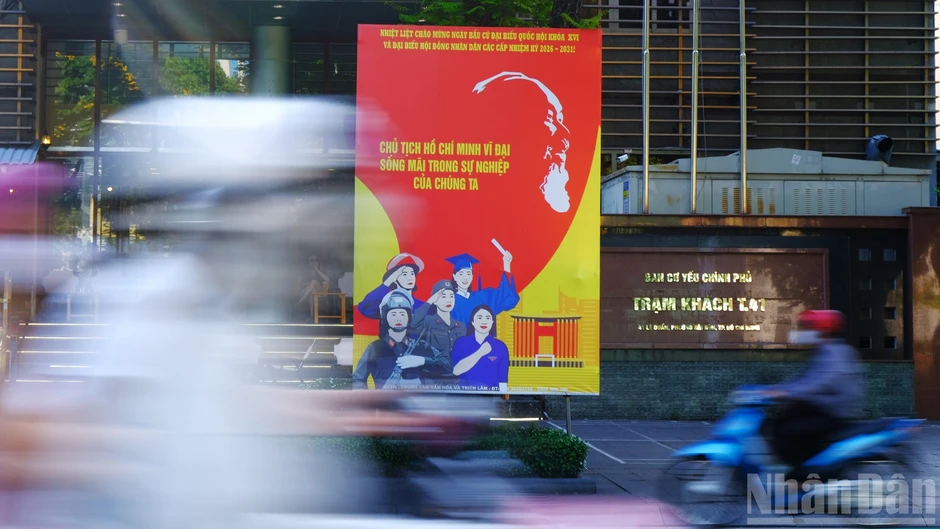 [Ảnh] Thành phố Hồ Chí Minh trang trí cờ hoa trước ngày bầu cử