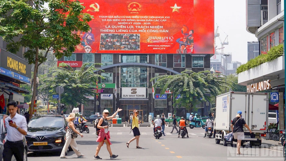 [Ảnh] Thành phố Hồ Chí Minh trang trí cờ hoa trước ngày bầu cử