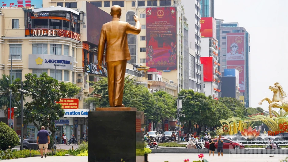 [Ảnh] Thành phố Hồ Chí Minh trang trí cờ hoa trước ngày bầu cử