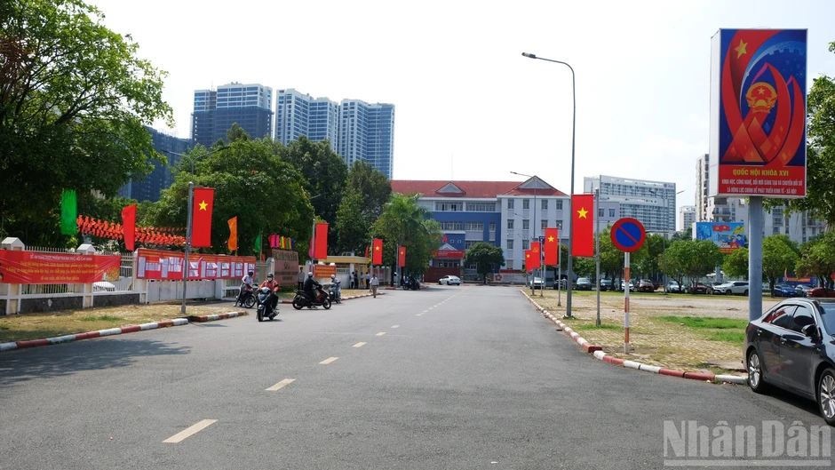 [Ảnh] Thành phố Hồ Chí Minh trang trí cờ hoa trước ngày bầu cử