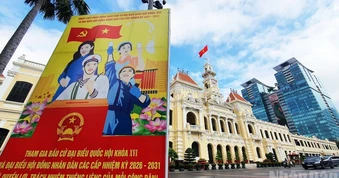 [Ảnh] Thành phố Hồ Chí Minh trang trí cờ hoa trước ngày bầu cử