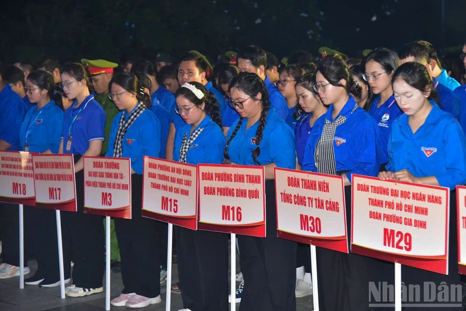 [Ảnh] Thắp nến tri ân các Anh hùng liệt sĩ ở nghĩa trang tại Thành phố Hồ Chí Minh