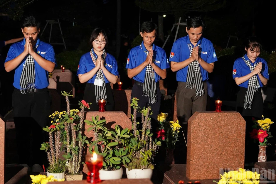 [Ảnh] Thắp nến tri ân các Anh hùng liệt sĩ ở nghĩa trang tại Thành phố Hồ Chí Minh