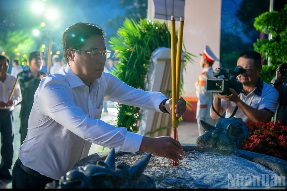 [Ảnh] Thắp nến tri ân các Anh hùng liệt sĩ ở nghĩa trang tại Thành phố Hồ Chí Minh