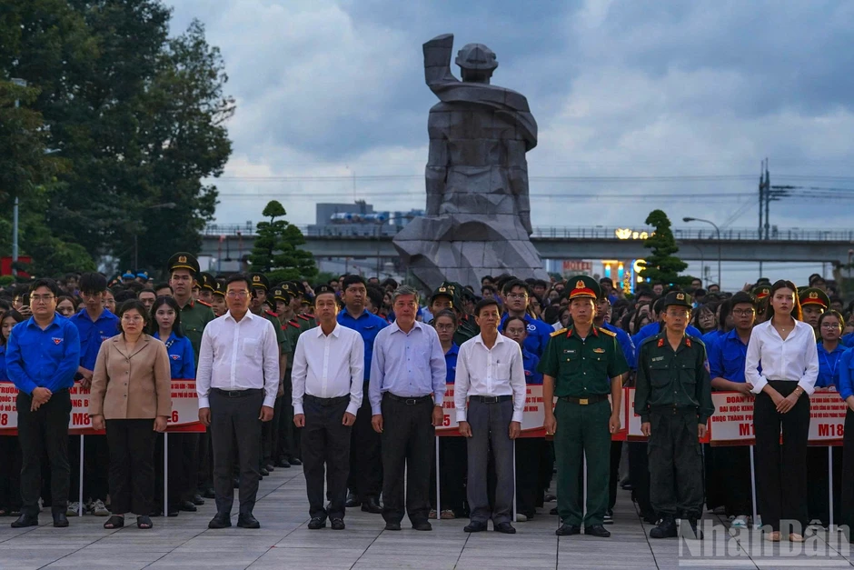 [Ảnh] Thắp nến tri ân các Anh hùng liệt sĩ ở nghĩa trang tại Thành phố Hồ Chí Minh