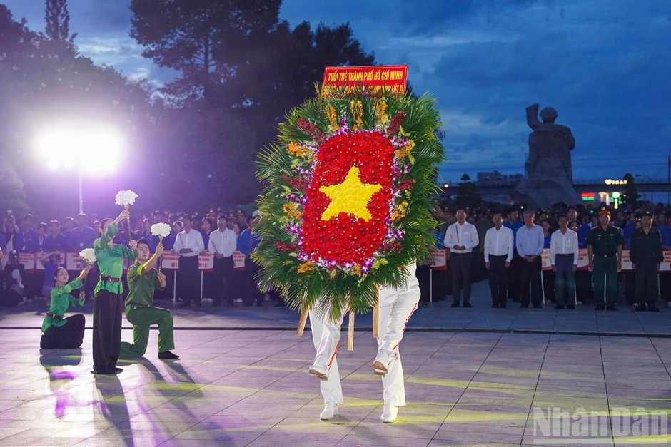 [Ảnh] Thắp nến tri ân các Anh hùng liệt sĩ ở nghĩa trang tại Thành phố Hồ Chí Minh