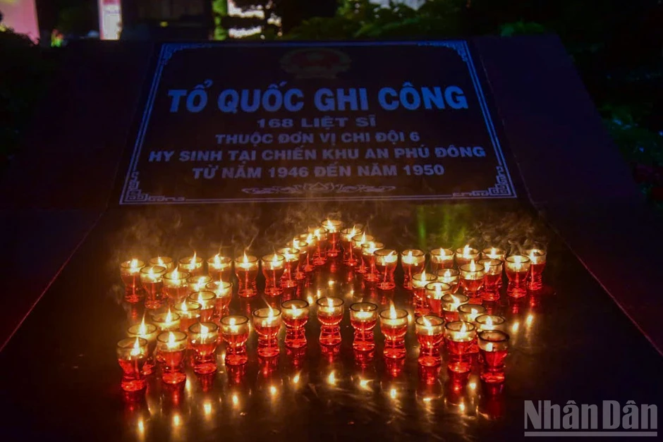 [Ảnh] Thắp nến tri ân các Anh hùng liệt sĩ ở nghĩa trang tại Thành phố Hồ Chí Minh