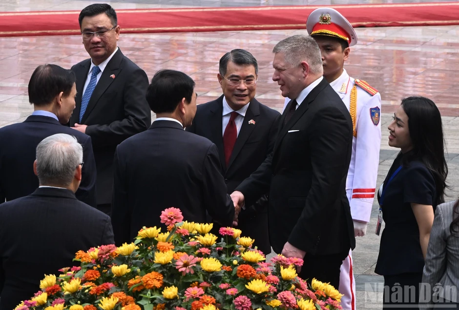 [Ảnh] Thủ tướng Lê Minh Hưng chủ trì lễ đón Thủ tướng Slovakia Robert Fico