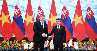 [Ảnh] Thủ tướng Lê Minh Hưng chủ trì lễ đón Thủ tướng Slovakia Robert Fico