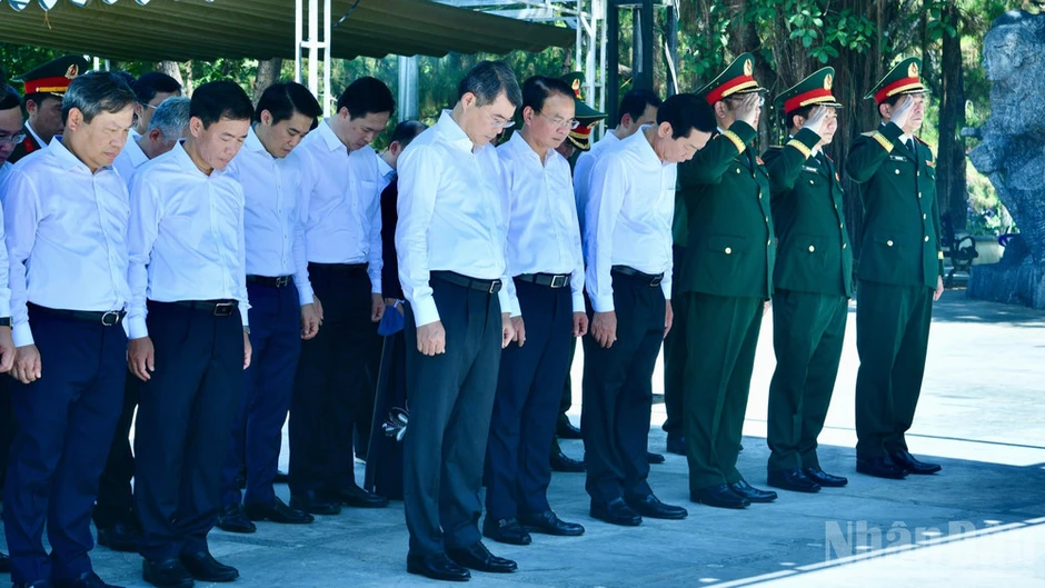[Ảnh] Thủ tướng Lê Minh Hưng dâng hương tại Nghĩa trang Liệt sĩ Quốc gia Trường Sơn và Khu di tích quốc gia đặc biệt Thành cổ Quảng Trị