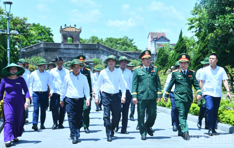 [Ảnh] Thủ tướng Lê Minh Hưng dâng hương tại Nghĩa trang Liệt sĩ Quốc gia Trường Sơn và Khu di tích quốc gia đặc biệt Thành cổ Quảng Trị