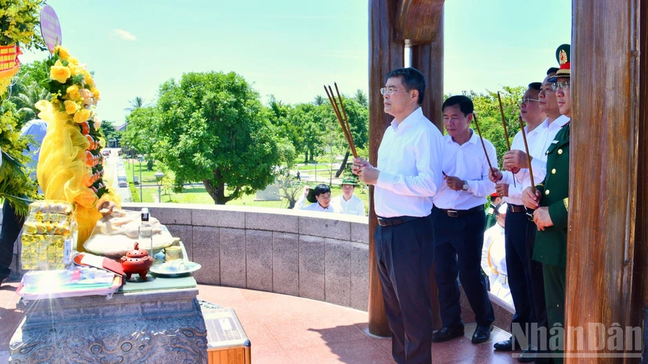 [Ảnh] Thủ tướng Lê Minh Hưng dâng hương tại Nghĩa trang Liệt sĩ Quốc gia Trường Sơn và Khu di tích quốc gia đặc biệt Thành cổ Quảng Trị