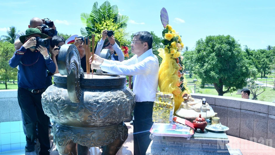 [Ảnh] Thủ tướng Lê Minh Hưng dâng hương tại Nghĩa trang Liệt sĩ Quốc gia Trường Sơn và Khu di tích quốc gia đặc biệt Thành cổ Quảng Trị