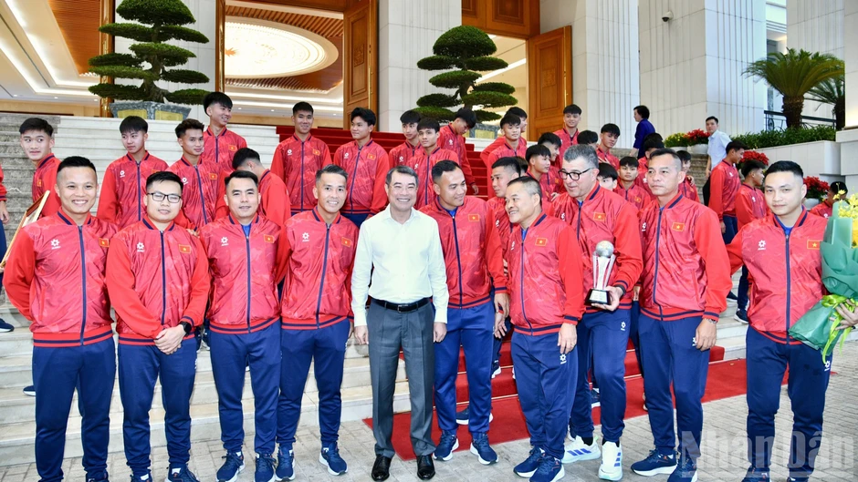[Ảnh] Thủ tướng Lê Minh Hưng gặp mặt, chúc mừng đội tuyển bóng đá nam U17 quốc gia Việt Nam