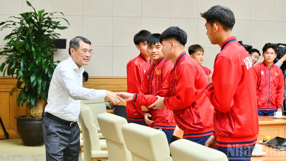 [Ảnh] Thủ tướng Lê Minh Hưng gặp mặt, chúc mừng đội tuyển bóng đá nam U17 quốc gia Việt Nam