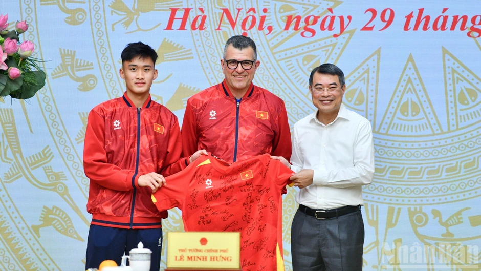 [Ảnh] Thủ tướng Lê Minh Hưng gặp mặt, chúc mừng đội tuyển bóng đá nam U17 quốc gia Việt Nam