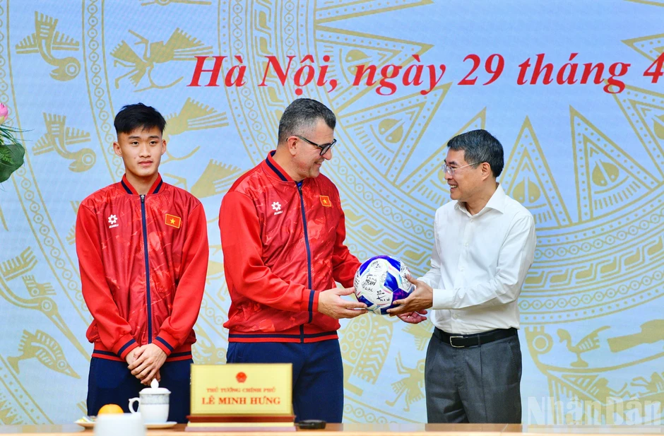 [Ảnh] Thủ tướng Lê Minh Hưng gặp mặt, chúc mừng đội tuyển bóng đá nam U17 quốc gia Việt Nam
